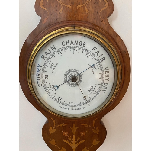 98 - AN EDWARDIAN MAHOGANY SATINWOOD INLAID BANJO SHAPED WALL ANEROID BAROMETER, with lovely inlaid flora... 