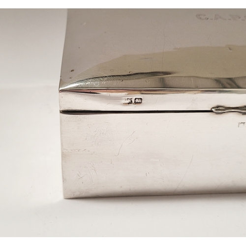 19 - A VERY GOOD QUALITY LATE 19TH / EARLY 20TH CENTURY SILVER CIGAR / CIGARETTE BOX, from the maker’s Fe... 