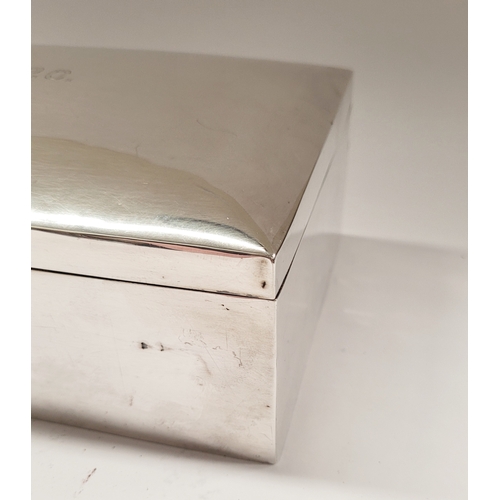 19 - A VERY GOOD QUALITY LATE 19TH / EARLY 20TH CENTURY SILVER CIGAR / CIGARETTE BOX, from the maker’s Fe... 