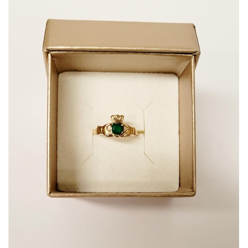 126 - A 10CT YELLOW GOLD EMERALD SET CLADDAGH RING, the emerald piece set to the centre in a heart shape. ... 