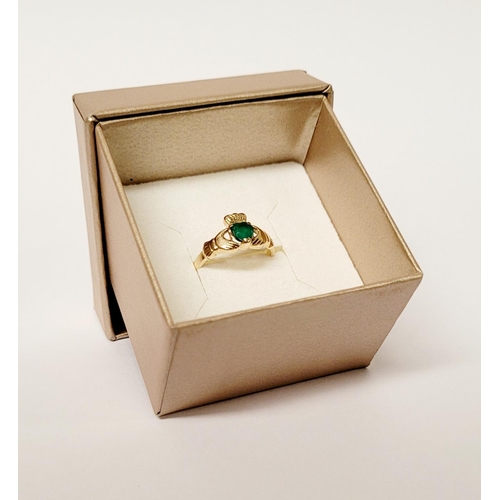 126 - A 10CT YELLOW GOLD EMERALD SET CLADDAGH RING, the emerald piece set to the centre in a heart shape. ... 