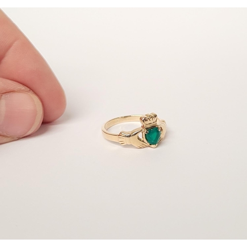 126 - A 10CT YELLOW GOLD EMERALD SET CLADDAGH RING, the emerald piece set to the centre in a heart shape. ... 