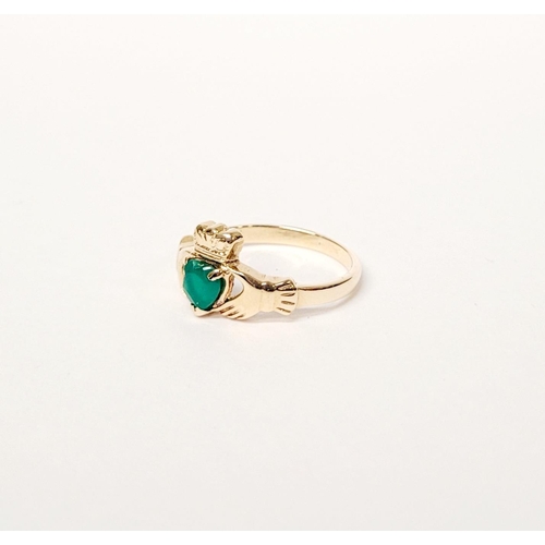 126 - A 10CT YELLOW GOLD EMERALD SET CLADDAGH RING, the emerald piece set to the centre in a heart shape. ... 
