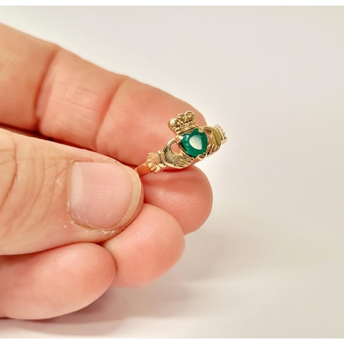 126 - A 10CT YELLOW GOLD EMERALD SET CLADDAGH RING, the emerald piece set to the centre in a heart shape. ... 