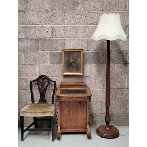 194 - A GOOD QUALITY LATE 19TH / EARLY 20TH CENTURY WALNUT VENEERED DAVENPORT DESK, with gilt tooled black... 