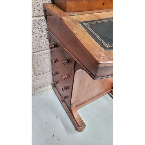 194 - A GOOD QUALITY LATE 19TH / EARLY 20TH CENTURY WALNUT VENEERED DAVENPORT DESK, with gilt tooled black... 