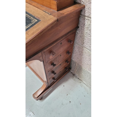 194 - A GOOD QUALITY LATE 19TH / EARLY 20TH CENTURY WALNUT VENEERED DAVENPORT DESK, with gilt tooled black... 