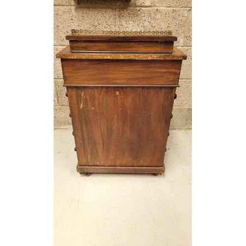 194 - A GOOD QUALITY LATE 19TH / EARLY 20TH CENTURY WALNUT VENEERED DAVENPORT DESK, with gilt tooled black... 