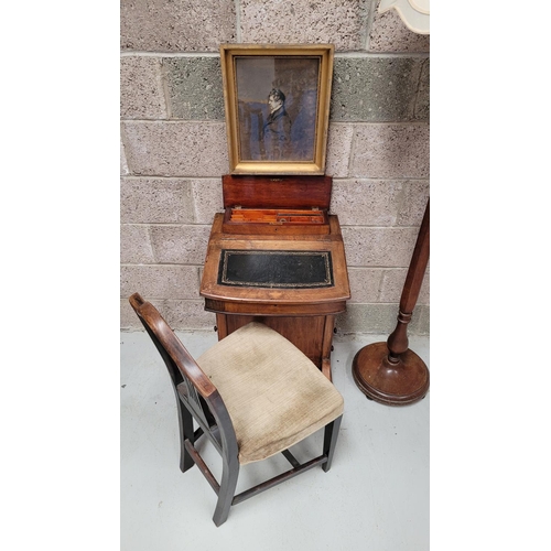 194 - A GOOD QUALITY LATE 19TH / EARLY 20TH CENTURY WALNUT VENEERED DAVENPORT DESK, with gilt tooled black... 