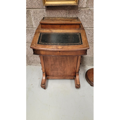 194 - A GOOD QUALITY LATE 19TH / EARLY 20TH CENTURY WALNUT VENEERED DAVENPORT DESK, with gilt tooled black... 