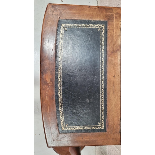 194 - A GOOD QUALITY LATE 19TH / EARLY 20TH CENTURY WALNUT VENEERED DAVENPORT DESK, with gilt tooled black... 