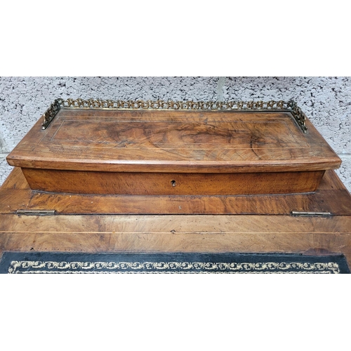 194 - A GOOD QUALITY LATE 19TH / EARLY 20TH CENTURY WALNUT VENEERED DAVENPORT DESK, with gilt tooled black... 