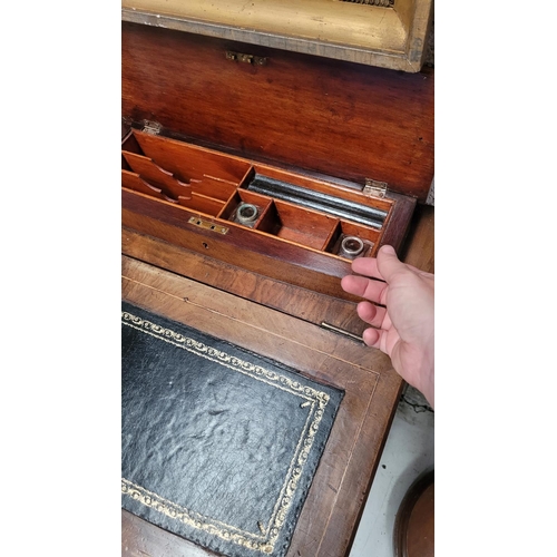 194 - A GOOD QUALITY LATE 19TH / EARLY 20TH CENTURY WALNUT VENEERED DAVENPORT DESK, with gilt tooled black... 