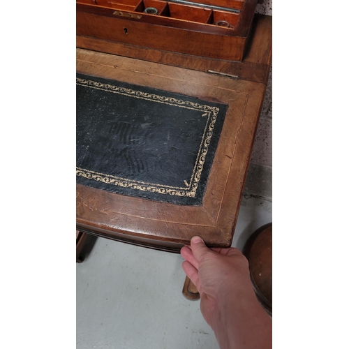194 - A GOOD QUALITY LATE 19TH / EARLY 20TH CENTURY WALNUT VENEERED DAVENPORT DESK, with gilt tooled black... 