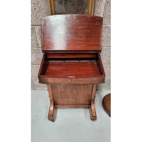 194 - A GOOD QUALITY LATE 19TH / EARLY 20TH CENTURY WALNUT VENEERED DAVENPORT DESK, with gilt tooled black... 