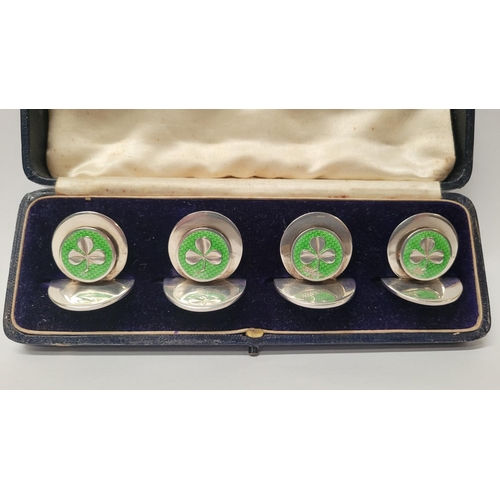 27 - AN EARLY 20TH CENTURY CASED SILVER SET OF FOUR SHAMROCK DECORATED PLACENAME / MENU HOLDERS, each wit... 
