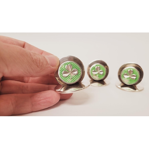 27 - AN EARLY 20TH CENTURY CASED SILVER SET OF FOUR SHAMROCK DECORATED PLACENAME / MENU HOLDERS, each wit... 