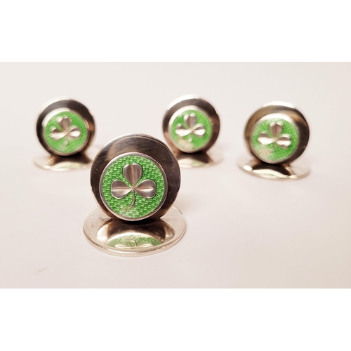 27 - AN EARLY 20TH CENTURY CASED SILVER SET OF FOUR SHAMROCK DECORATED PLACENAME / MENU HOLDERS, each wit... 