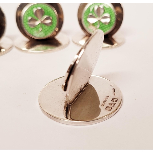 27 - AN EARLY 20TH CENTURY CASED SILVER SET OF FOUR SHAMROCK DECORATED PLACENAME / MENU HOLDERS, each wit... 