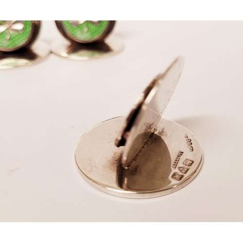 27 - AN EARLY 20TH CENTURY CASED SILVER SET OF FOUR SHAMROCK DECORATED PLACENAME / MENU HOLDERS, each wit... 