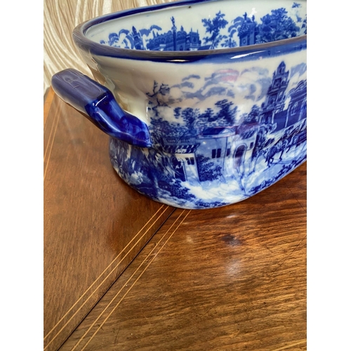 281 - A BLUE & WHITE COLOURED FOOT BATH PLANTER, decorated to both the exterior and interior with building... 