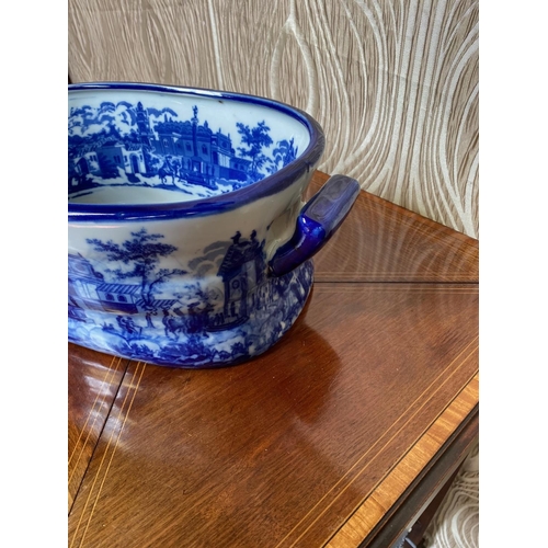 281 - A BLUE & WHITE COLOURED FOOT BATH PLANTER, decorated to both the exterior and interior with building... 