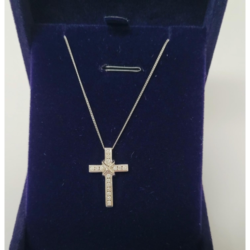 33 - A 9CT WHITE GOLD DIAMOND SET CROSS PENDANT ON A 9CT CHAIN, a beautiful diamond 9ct white gold cross ... 