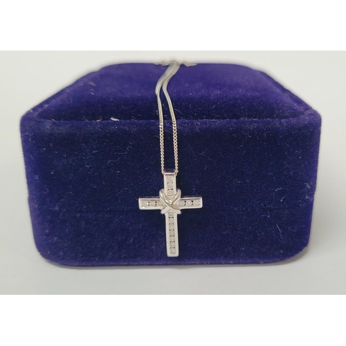 33 - A 9CT WHITE GOLD DIAMOND SET CROSS PENDANT ON A 9CT CHAIN, a beautiful diamond 9ct white gold cross ... 