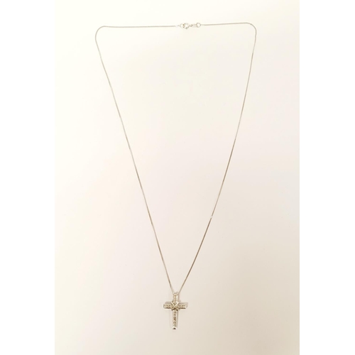 33 - A 9CT WHITE GOLD DIAMOND SET CROSS PENDANT ON A 9CT CHAIN, a beautiful diamond 9ct white gold cross ... 