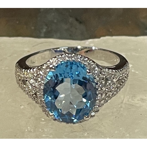 44 - AN 18CT WHITE GOLD BLUE TOPAZ & DIAMOND CLUSTER RING, complete with diamond encrusted shoulders, vib... 