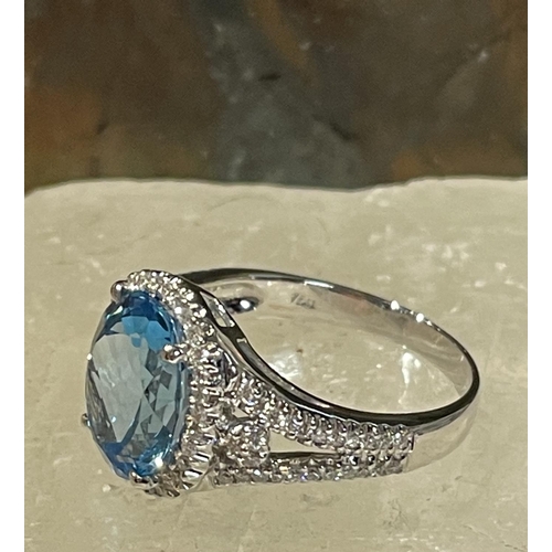44 - AN 18CT WHITE GOLD BLUE TOPAZ & DIAMOND CLUSTER RING, complete with diamond encrusted shoulders, vib... 