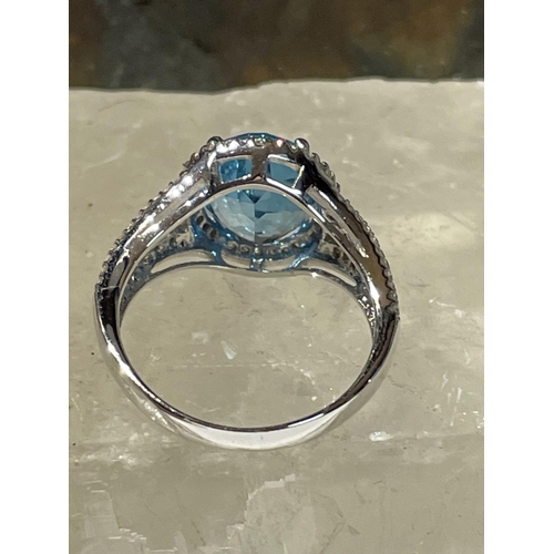 44 - AN 18CT WHITE GOLD BLUE TOPAZ & DIAMOND CLUSTER RING, complete with diamond encrusted shoulders, vib... 
