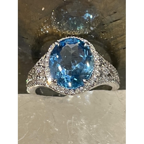 44 - AN 18CT WHITE GOLD BLUE TOPAZ & DIAMOND CLUSTER RING, complete with diamond encrusted shoulders, vib... 