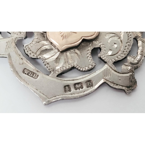 88 - AN EARLY 20TH CENTURY SILVER MEDAL ON AN ITALIAN SILVER CHAIN, the medal with an engraved open work ... 