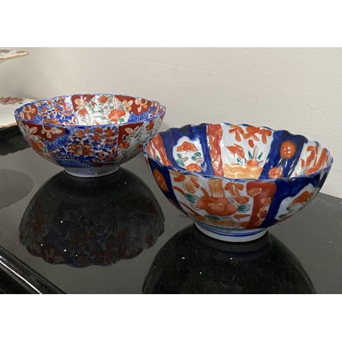 102 - TWO VINTAGE JAPANESE IMARI STYLE PLATES, both with scalloped rim and painted panels to interior and ... 