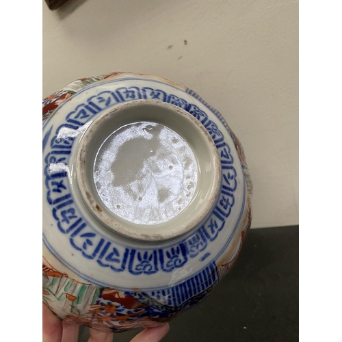 102 - TWO VINTAGE JAPANESE IMARI STYLE PLATES, both with scalloped rim and painted panels to interior and ... 