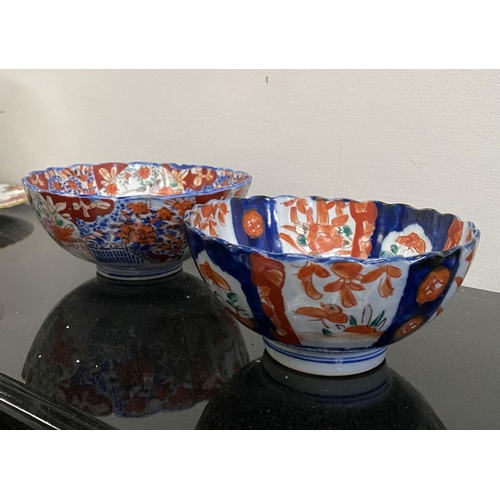 102 - TWO VINTAGE JAPANESE IMARI STYLE PLATES, both with scalloped rim and painted panels to interior and ... 