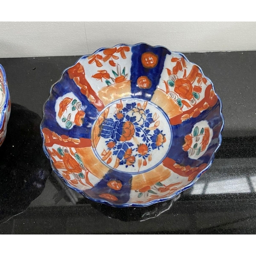 102 - TWO VINTAGE JAPANESE IMARI STYLE PLATES, both with scalloped rim and painted panels to interior and ... 
