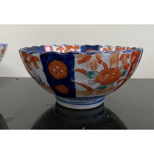 102 - TWO VINTAGE JAPANESE IMARI STYLE PLATES, both with scalloped rim and painted panels to interior and ... 