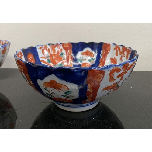 102 - TWO VINTAGE JAPANESE IMARI STYLE PLATES, both with scalloped rim and painted panels to interior and ... 