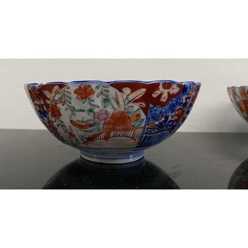 102 - TWO VINTAGE JAPANESE IMARI STYLE PLATES, both with scalloped rim and painted panels to interior and ... 