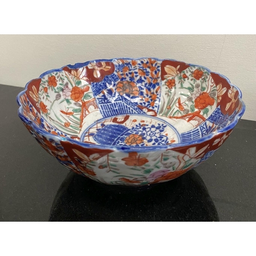 102 - TWO VINTAGE JAPANESE IMARI STYLE PLATES, both with scalloped rim and painted panels to interior and ... 