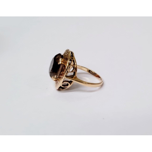 104 - A VERY FINE 9CT YELLOW GOLD SMOKY QUARTZ DRESS RING, the large oval shaped smoky quartz stone is set... 