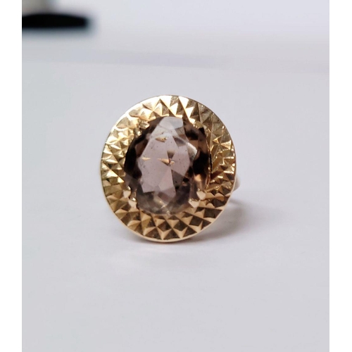 104 - A VERY FINE 9CT YELLOW GOLD SMOKY QUARTZ DRESS RING, the large oval shaped smoky quartz stone is set... 