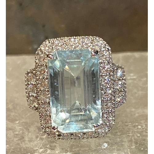 117 - A BEAUTIFUL 18CT WHITE GOLD AQUAMARINE & DIAMOND CLUSTER RING, the central claw set aquamarine weigh... 