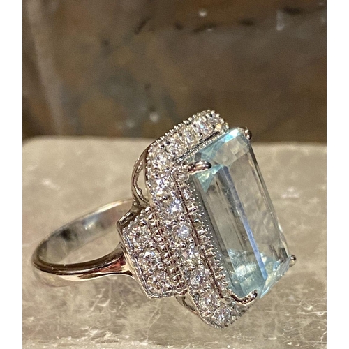 117 - A BEAUTIFUL 18CT WHITE GOLD AQUAMARINE & DIAMOND CLUSTER RING, the central claw set aquamarine weigh... 