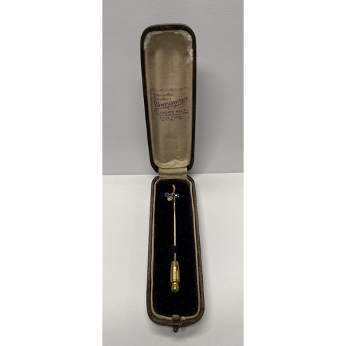 118 - A DELIGHTFUL CASED ANTIQUE DIAMOND HAT PIN, with floral design, having a central diamond flanked by ... 