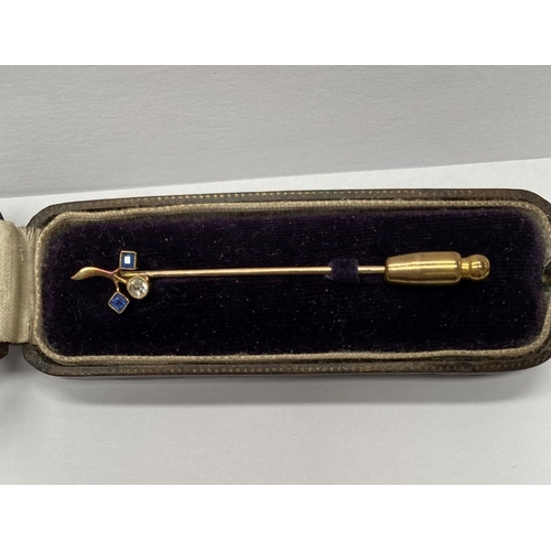 118 - A DELIGHTFUL CASED ANTIQUE DIAMOND HAT PIN, with floral design, having a central diamond flanked by ... 