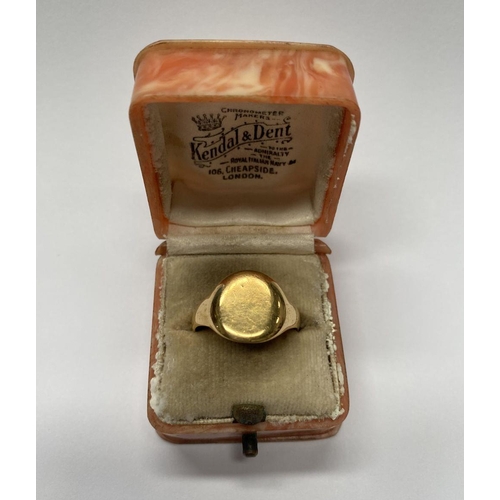 119 - A SOLID 18CT GOLD SIGNET RING, hallmarked London, with a date letter of ‘h’ for 1923. Ring size: Q. ... 