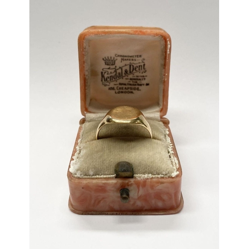 119 - A SOLID 18CT GOLD SIGNET RING, hallmarked London, with a date letter of ‘h’ for 1923. Ring size: Q. ... 